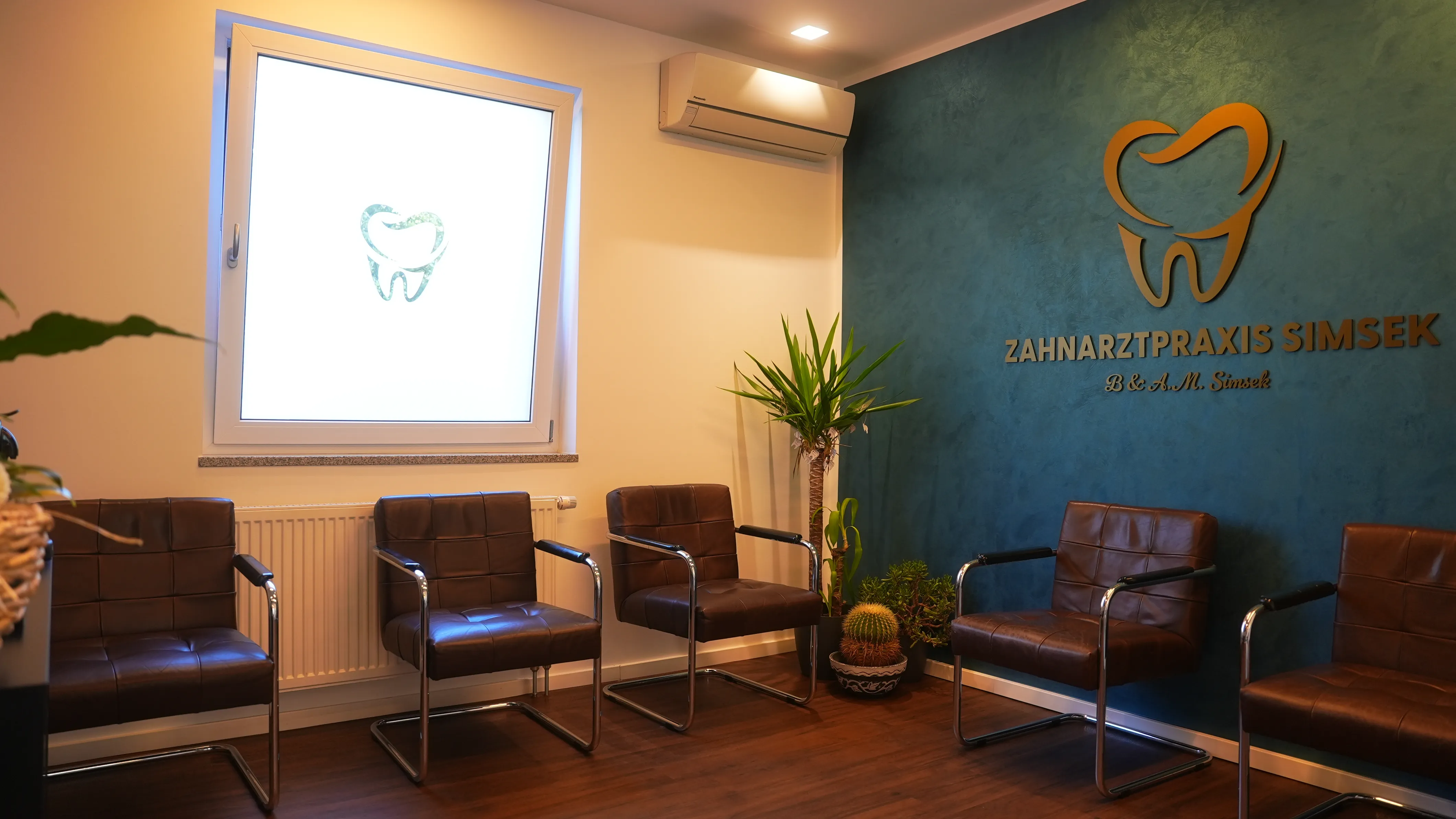 Wartezimmer der Zahnarztpraxis Simsek